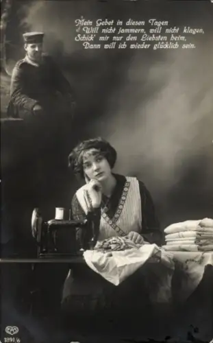 Ak Soldatenliebe, Nachdenkliche Frau, Nähmaschine