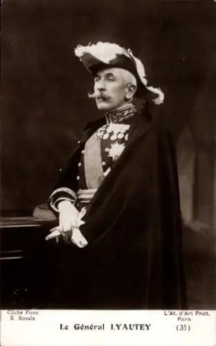 Ak General Hubert Lyautey, Standportrait, Paradeuniform, Orden