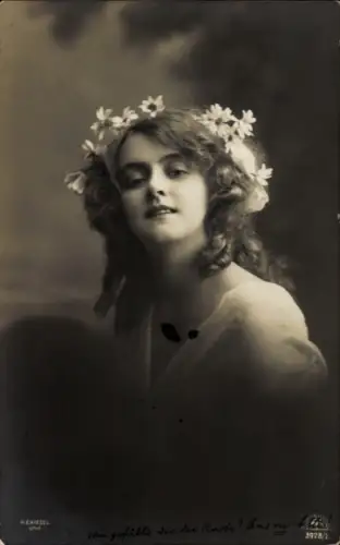 Ak Porträt einer Frau mit Blumenkranz