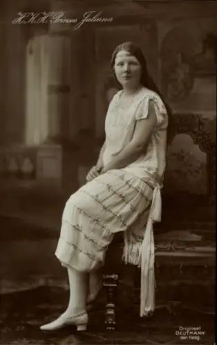 Ak Prinzessin Juliana der Niederlande sitzend