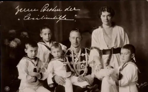 Ak Cecilienhilfe, Kronprinz Wilhelm von Preußen, Kronprinzessin Cecilie, Söhne, Teddybär
