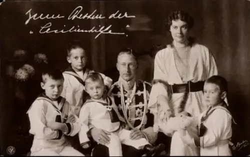 Ak Cecilienhilfe, Kronprinz Wilhelm von Preußen, Kronprinzessin Cecilie, Söhne, Teddybär