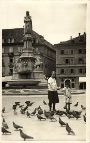 Foto Ak Bozen Bolzano Südtirol, Walter Denkmal, Brunnen, Mutter und Kind beim Tauben füttern