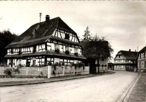Ak Sessenheim Sesenheim Elsass Bas Rhin,  Maison alsacienne, Fachwerkhaus, Dorfstraße