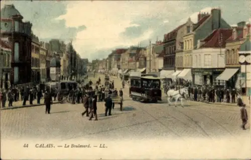 Ak Calais Pas de Calais,  Le Boulevard, Straßenbahn, Pferdekutsche, Ladenfronten