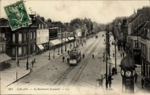 Ak Calais Pas de Calais,  Boulevard Jacquard, Straßenbahn, Straßenuhr