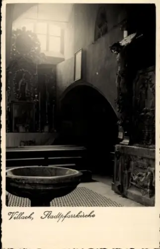 Ak Villach in Kärnten, Innenansicht der Stadtpfarrkirche, Taufbecken, religiöse Statuen
