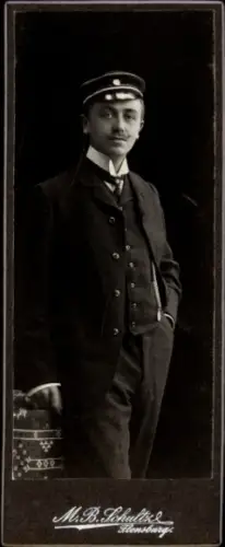 CdV Junger Mann im Anzug, Mütze, Standportrait, Fotograf M. B. Schultze, Flensburg