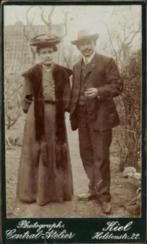 CdV Mann mit Zigarre und Frau mit Pelzkragen in einem Garten, Fotograf Central-Atelier Kiel