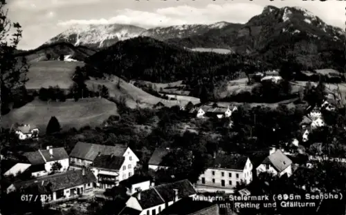 Ak Mautern in der Steiermark, Dorf mit Häusern im Tal, Wiesen und Waldhängen, Berge im Hintergrun