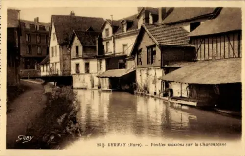 Ak Bernay Eure, alte Häuser an der Charentonne