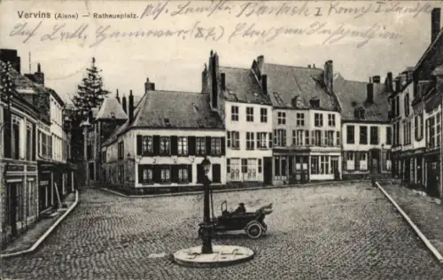 Ak Vervins Aisne,  Rathausplatz, Brunnen, Automobil