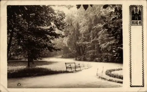Ak Riga Lettland,  Parkansicht, Parkbank, Spazierweg