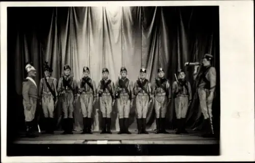 Foto Ak Vysoké Mýto Hohenmaut Hohenmauth Region Pardubice, Gruppe in Uniform auf einer Bühne