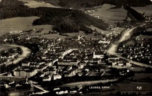 Ak Leoben Steiermark, Luftaufnahme, Flussläufe, dichter Häuserbestand, Kirchturm, Industriegebäud
