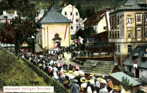 Ak Mariazell Steiermark, Große Prozession von Personen mit Hüten, Pilger am Heiligen Brunnen, Häu