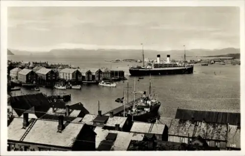 Ak Hammerfest Norwegen, Hammerfest Hafen, Passagierschiff, Kaimauer mit Lagerhäusern, Fischerboot