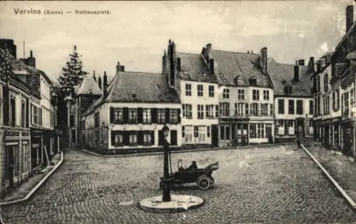 Ak Vervins Aisne,  Rathausplatz, Brunnen, Kopfsteinpflaster, altes Auto