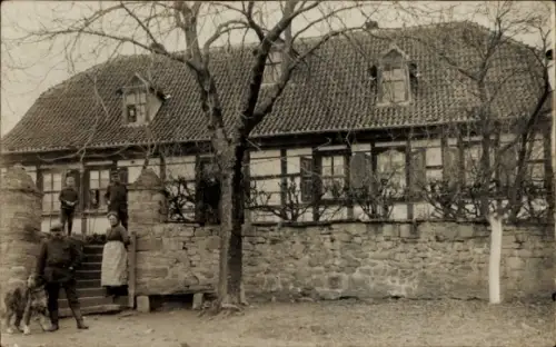 Foto Ak Gispersleben Erfurt Thüringen, Fachwerkhaus, Anwohner, Familie mit Hund