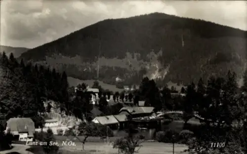 Ak Lunz am See Niederösterreich, Berg mit Wald, Seeufer mit Bootshäusern und Steg, Brücke, verein