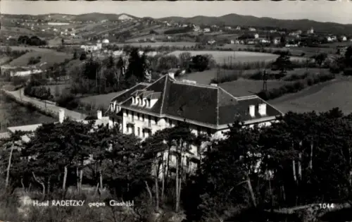 Ak Gießhübl Niederösterreich, Hotel auf Hügel, Kiefernwald vorn, Felder mit Häusern, Aufdruck Hot