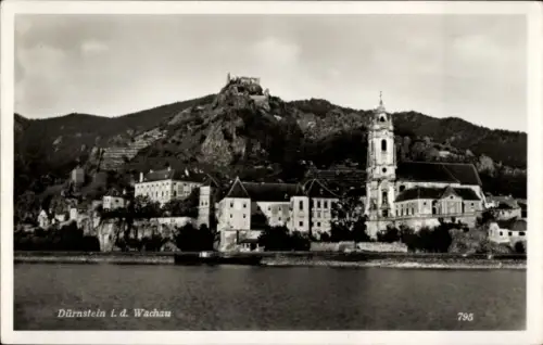 Ak Dürnstein an der Donau Wachau Niederösterreich, Flussufer, Häuserreihe am Wasser, hoher Kircht