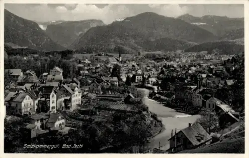 Ak Bad Ischl in Oberösterreich, Fluss im Ortskern, Kirchturm, Wohnhäuser und Gärten, Berge im Hin