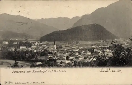 Ak Bad Ischl in Oberösterreich, Panorama mit Kirchturm, Häusern, bewaldetem Hügel und Bergen