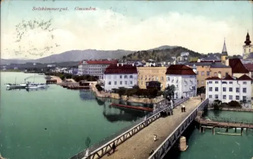 Ak Gmunden am Traunsee Salzkammergut Oberösterreich, Fußgänger auf Brücke, Uferhäuser, Dampfschif
