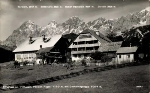 Ak Ramsau am Dachstein Steiermark, Holzgästehaus, eingezäunte Wiese, schroffe Bergkette, Gipfelbe
