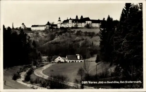Ak Vorau Steiermark, Gebäudeensemble auf Hügel, kurvige Straße ins Tal, zwei Häuser, Bach, Wald