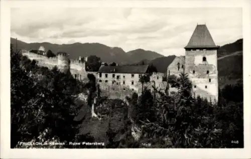 Ak Friesach in Kärnten, Mauerreste, hoher Turm mit spitzem Dach, Nadelbäume im Vordergrund, Bergk