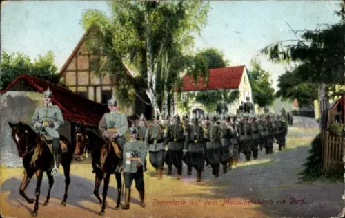 Ak Deutsche Infanterie auf dem Marsche, Soldatenkolonne marschiert durch Ort