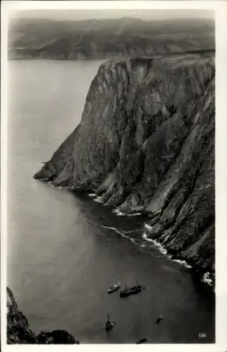 Ak Hornviken Nordkap Norwegen, Dampfschiffe auf dem Meer, Berge