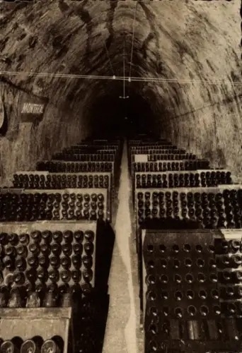 CPA Reims Marne, Champagne Pommery & Greno, Une galerie de vins sur pointe