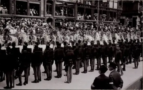 Foto Ak Wien Österreich, Parade, Reiter, Soldatenkompanie in Aufstellung, Geschäftshäuser