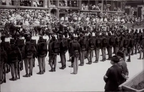 Foto Ak Wien Österreich, Parade, Soldatenkompanie in Aufstellung, Reiter, Tribüne, Geschäftshäuser