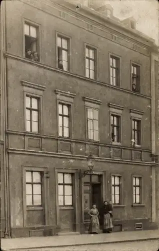 Foto Ak Hof an der Saale Oberfranken Bayern, Wohnhaus, Anwohner an den Fenstern und vor der Tür