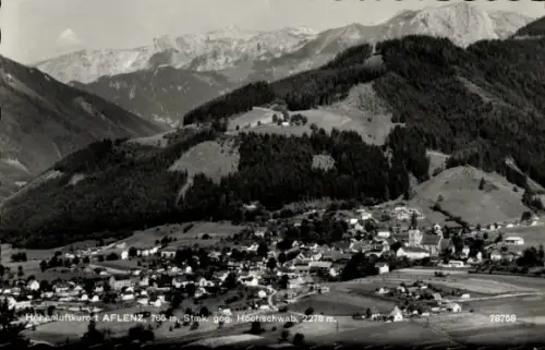 Ak Aflenz Steiermark, Bergort, Kirchturm, verstreute Häuser, Felder, Wald, Hügel, Bergkette