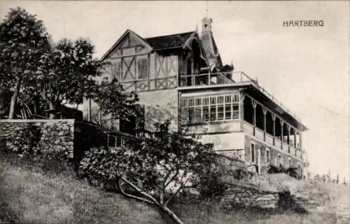 Ak Hartberg Steiermark, Mehrstöckiges Gebäude, verglaste Veranda/Balkon, steinerne Terrassenmauer