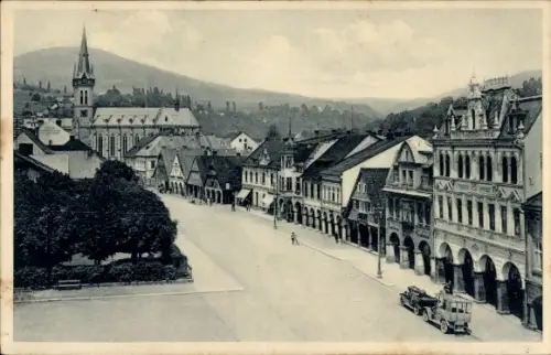 Ak Vrchlabí Hohenelbe Reg Königgrätz,  Hauptstraße mit Blick zum Gebirge, Kirche mit Turm, Arkade