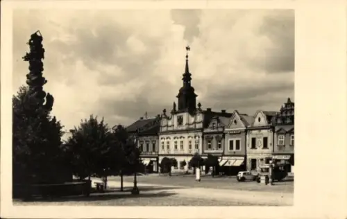Ak Chrudim Region Pardubice,  Marktplatz, Rathaus mit Turm, Pestsäule