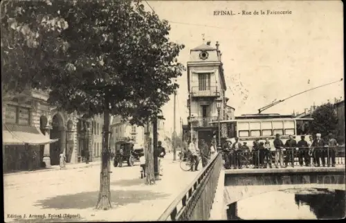 Ak Épinal Lothringen Vosges, Rue de la Faiencerie, Straßenbahn