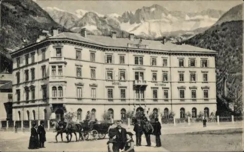 Ak Bozen Bolzano Südtirol, Hotel Victoria, Berglandschaft, Kutschen, Personen