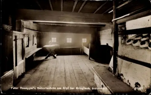 Ak Alpl Krieglach Steiermark, Holzstube mit Holzbänken, Holzboden, niedriger Balkendecke, drei kl