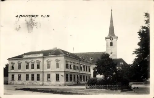 Ak Absdorf Niederösterreich, ABSDORF F.J.B., Kirche mit Turm, zweigeschossiges Gebäude