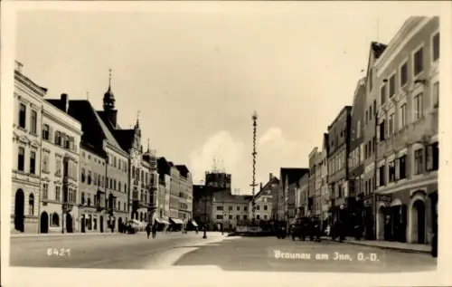 Ak Braunau am Inn Oberösterreich,  Stadtplatz (Marktplatz) mit Maibaum, Rathaus