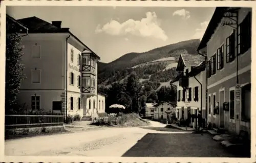 Ak Mühlbach am Hochkönig in Salzburg, Straßenpartie mit Gasthaus Alpenrose