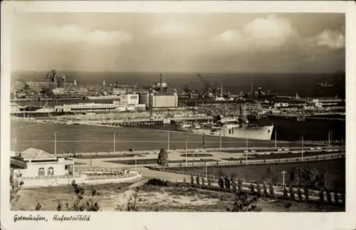 Ak Gdynia Gotenhafen Pommern,  Hafenteilbild, Kai, Werften, Frachtschiffe, Hafenanlagen