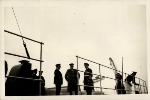 Foto Ak Kiel, Generalfeldmarschall Paul von Hindenburg mit einem deutschen Admiral